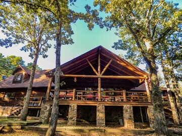 Greers Ferry Lakefront Lodge on 5.5 Acres, Sleeps 18!