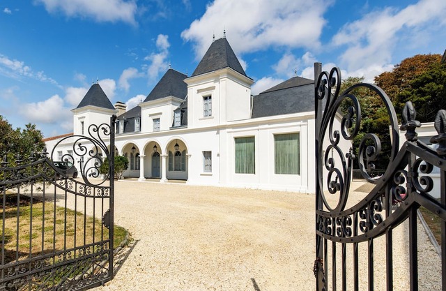 12-Bedroom Château with Private Park – Perfect for Families & Friends in Oléron