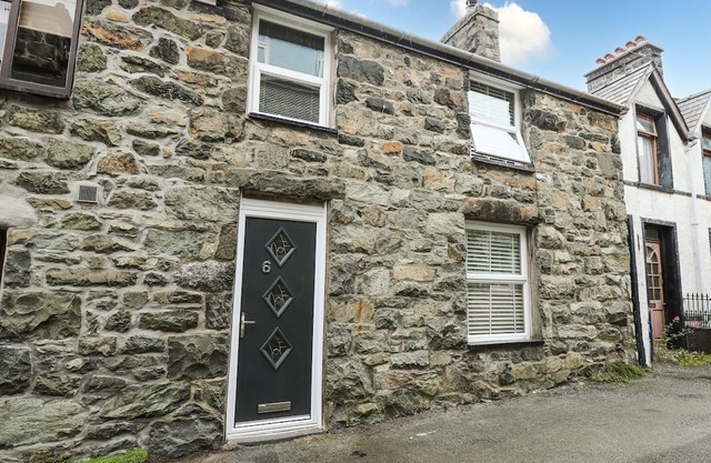 6 UPPERFIELD STREET, pet friendly, with open fire in Dolgellau