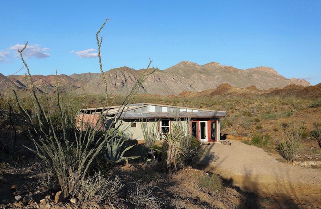 Yellow Mountain House: Colorful 3BR Desert Retreat