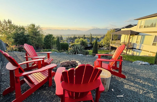 Cozy stay at the Mountain Nest Suite w/hot tub