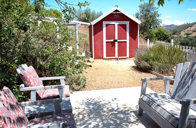 Pet Friendly Breathtaking Cottage with Great Views and Hot-tub in Rainbow, California