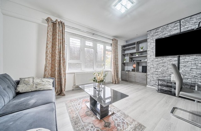 Stylish 2-bedroom flat with fast links to Canary Wharf & the City