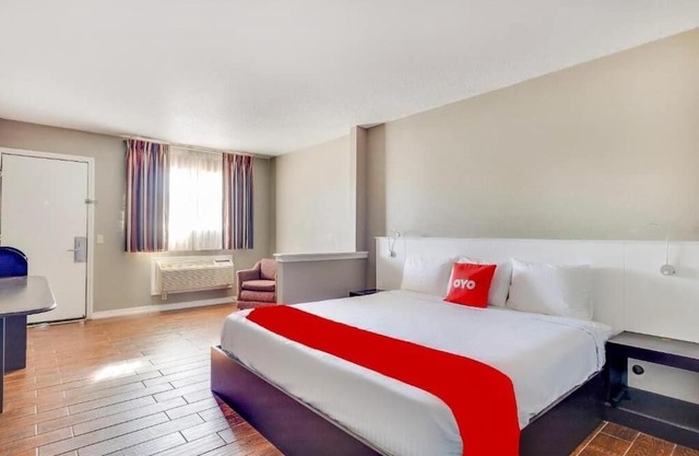 Unwind In Room Near Route 66 Attractions W/Parking + Pets Allowed