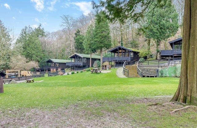 Comfortable lodge with one double and one twin bedroom.