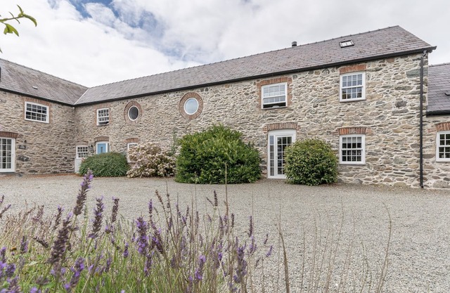 The Stables - sleeps 8 guests in 3 bedrooms