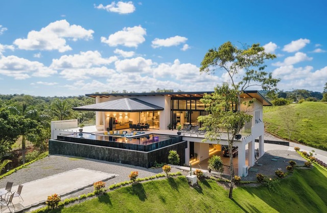 Casa Ama -Spacious 4-bedroom house in delightful Quepos with AC and private pool