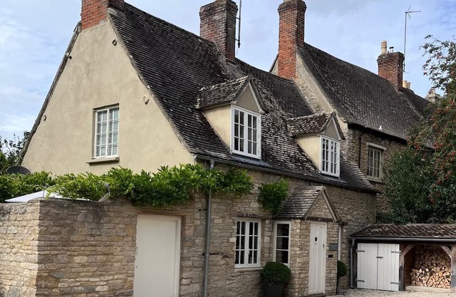 Charming Cotswold Stone 3 Bed Cottage in Centre of Witney with Free Parking