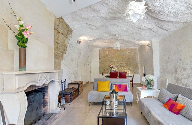 Semi-troglodyte house between the Loire and the castles