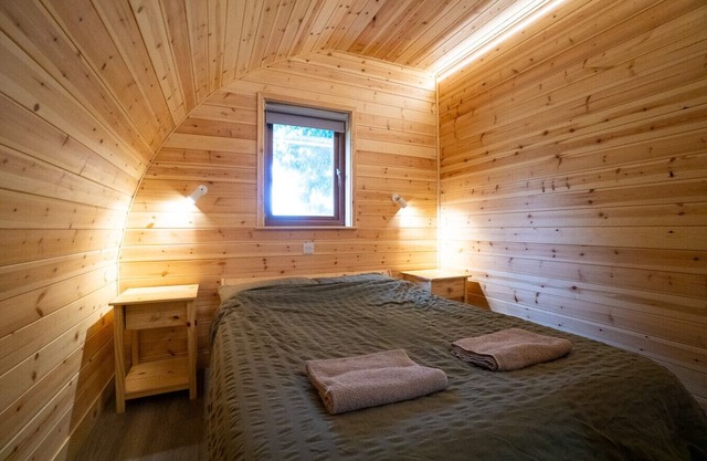 Lidgate Star Cabin 2 · Eco-friendly cabin next to 16th century pub