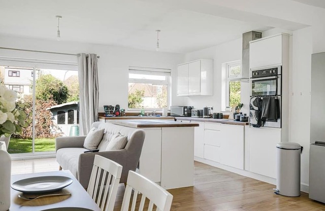 Spacious 4 Bed Home | Sleeps 8-10