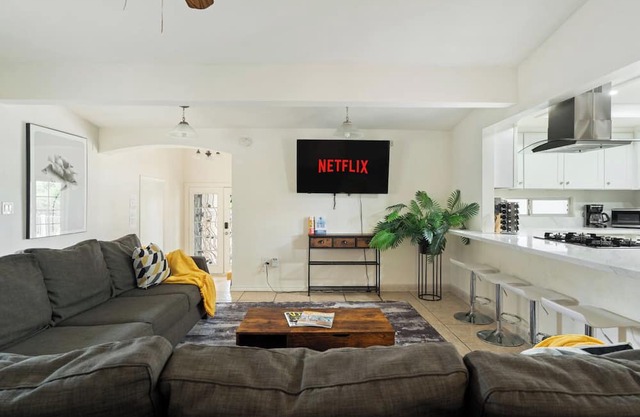 10 minutes to Safari Family Vacation with Backyard Games. Pet-Friendly