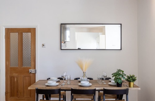 Seaside 5 Bedroom house + Parking + Garden