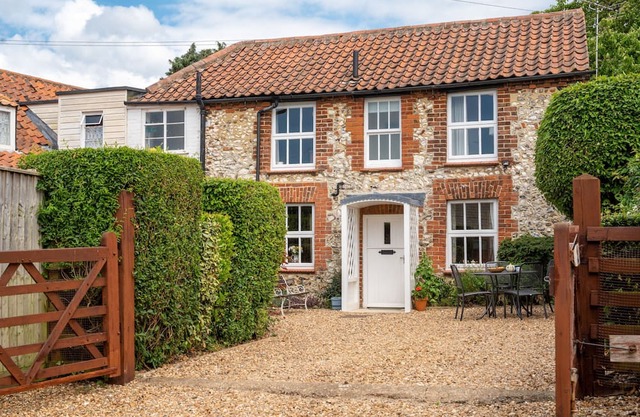 Lifeboat Cottage is cosy two bedroom cottage in the heart of Brancaster, dating back to the 18th Cen