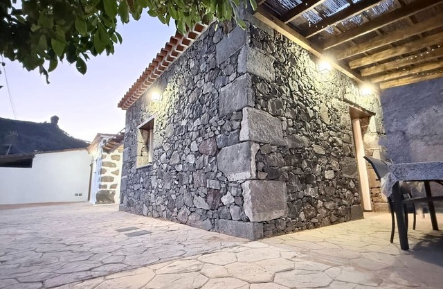 Casa Rural La Pelusa with Mountain Views, Wi-Fi, and Air Conditioning