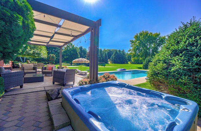 Resort; pool, hot tub, golf carts and trails