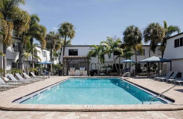 Peaceful Bayshore Haven | Pool + Gym & Parking