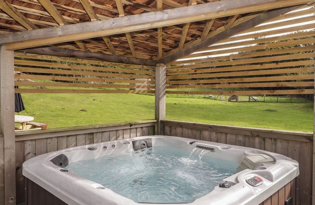 THE LODGE, pet friendly, country holiday cottage in Tondu