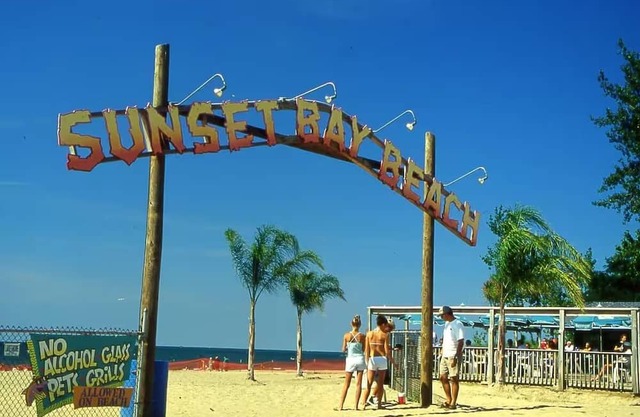 3-bedroom Beach House with AC in Sunset Bay - 2 minutes from the beach!