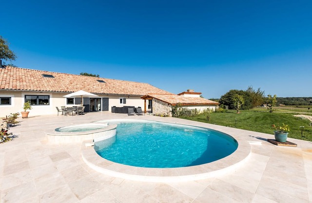 Bed and Breakfast 'Le Palmier Exotique' with Shared Pool, Shared Terrace, and Wi-Fi