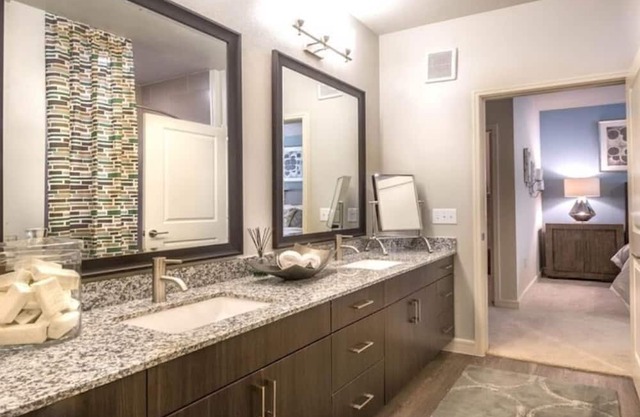 Chic 1-bedroom apartment in fantastic Houston with fitness room, AC , internet