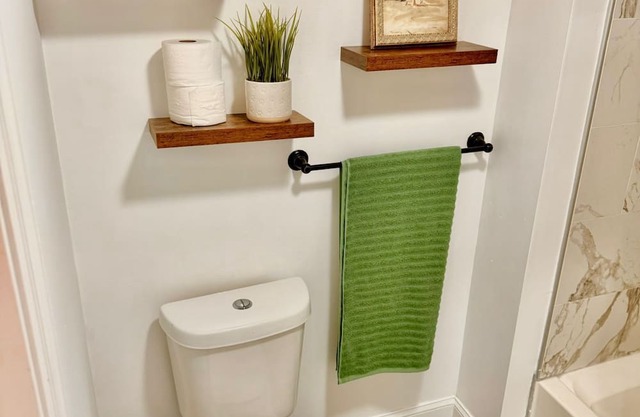 3 Bedroom Modern Stay-Close to Newark Airport, NYC & Shopping