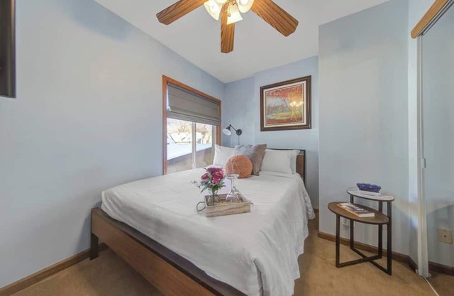 1BR Upper Duplex Art District + Retreat + Backyard + Parking