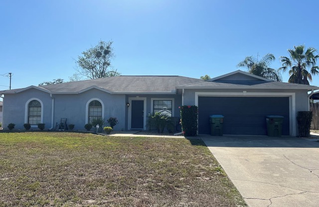 Cozy 2-bedroom apartment in peaceful Deltona. Close To Parks! Sleeps 7 People!