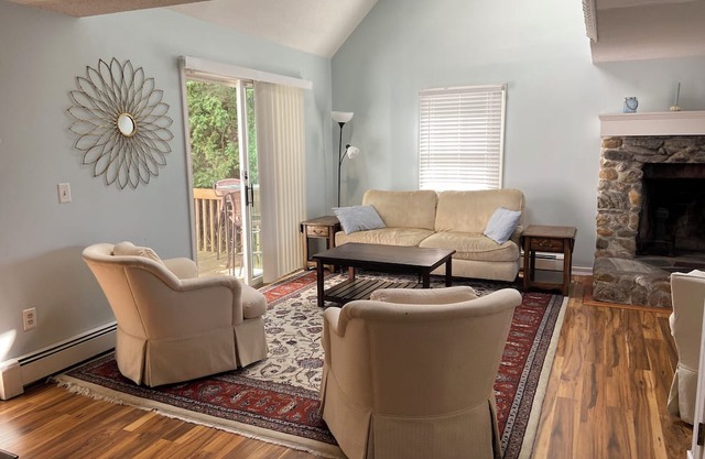 Waterfront- 4 bedroom home in Niantic