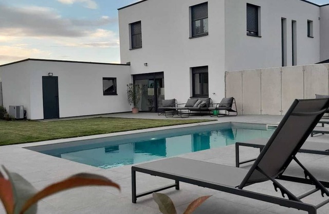 The Moment Luxury Suites- Parndorf, Modern house in Parndorf with garden & pool