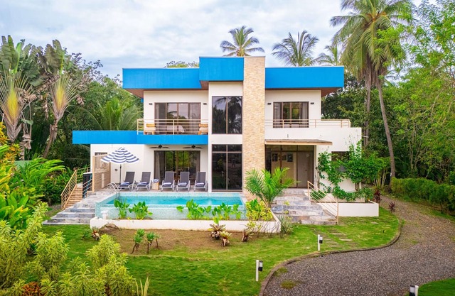 4 bedroom-Beachfront-Luxury-Wildlife-Fast internet-private pool