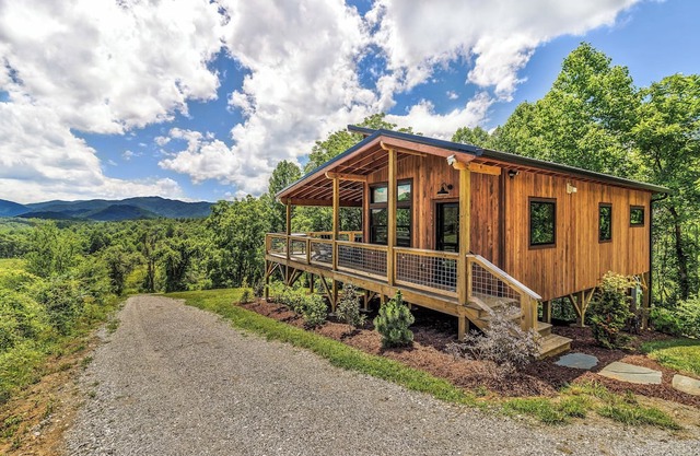 Starlight Hideaway w Hot tub and Fire Pit