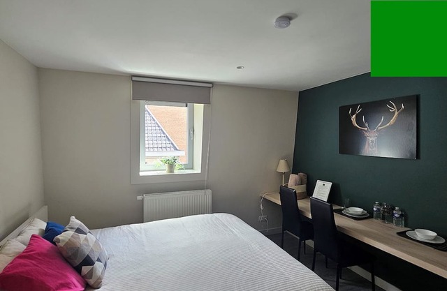 Room with double bed (4)