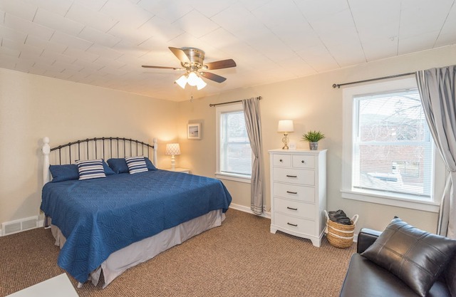 NAUTICAL NOOK - Terrific 2-bedroom apartment with AC in charming Crosby