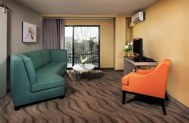Enjoy Downtown Dining & Entertainment from Beautiful Modern Suite | 4 Units