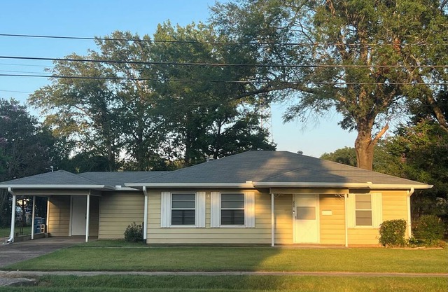 10 Miles to Caddo Lake – 2BR/2BA Vivian Home Close to NCMC Hospital