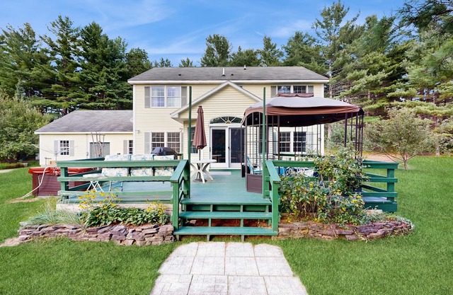 Private spacious mountain view w/beach rights, hot tub, spacious deck & firepit