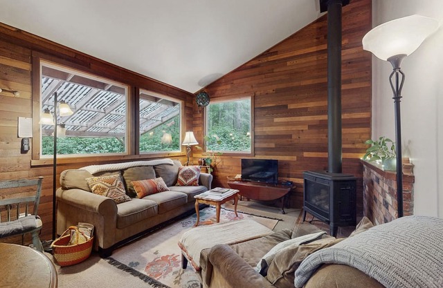 Charming cabin w/wifi, private backyard & convenient location