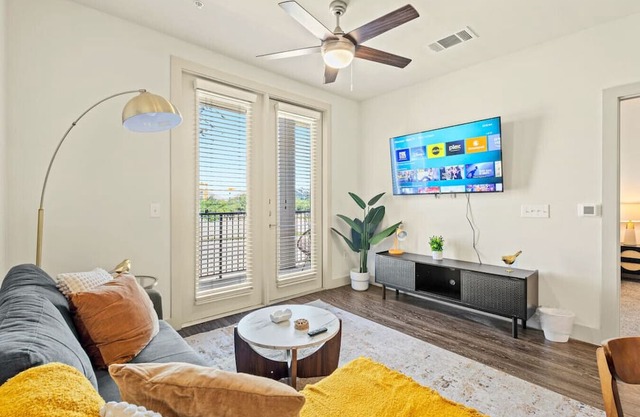 Sunlit Suite w/Resort Pool & Gym by Midtown Blvd