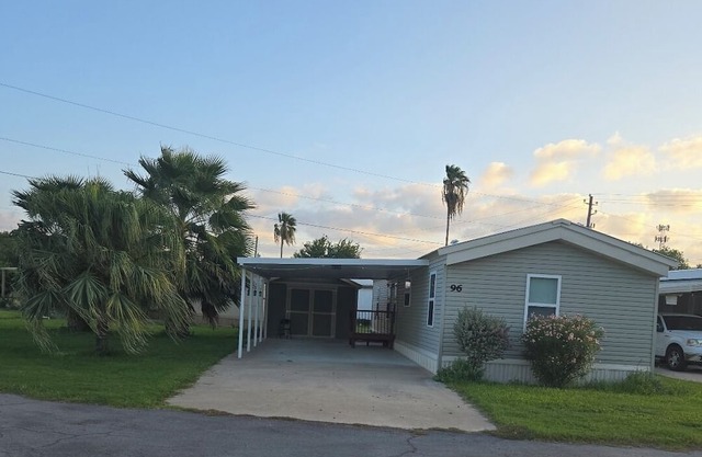 Charming 2-bedroom house in nice gated community with AC , shared swiming pool
