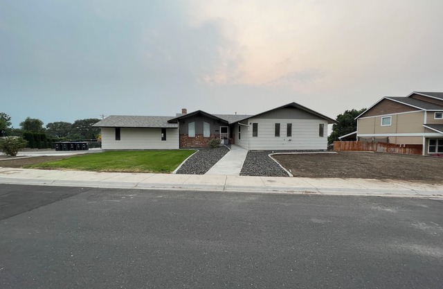 Spacious 5-bedroom Lakeview Home Centrally Located