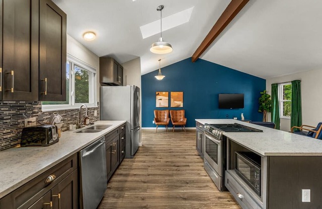 Modern 4BR Family Friendly Retreat W/Hot tub