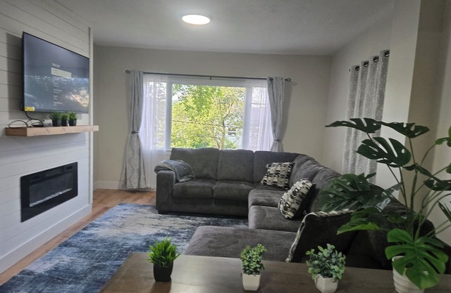 Charming 3BR Downtown Corning Home – Walk to Dinning, Museums & Market Street!