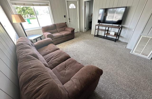 Comfy, cozy, and quiet. Very close to Kawkawlin River, access very close!