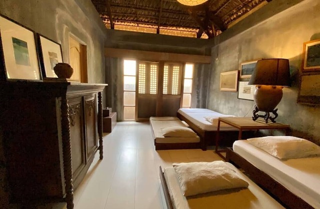 Beachfront Cottage Room #3 Shared Bathroom
