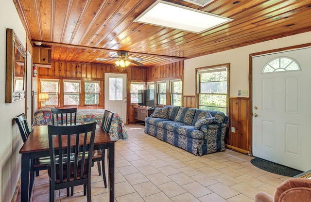 2 Mi to Fishing on Lake Whitney: Cottage w/Deck