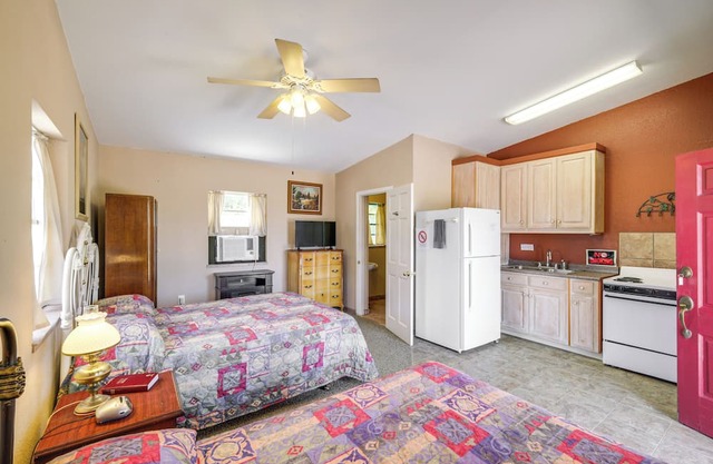2 Mi to Marina: Lake Whitney Studio Retreat!