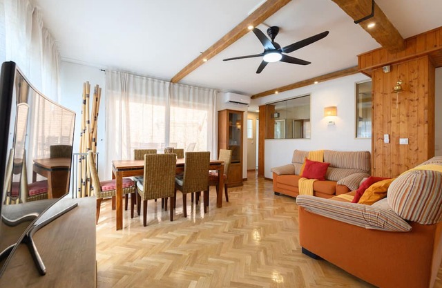 Family Flat with Terrace and Swimming Pool in Private Urbanisation- Madrid