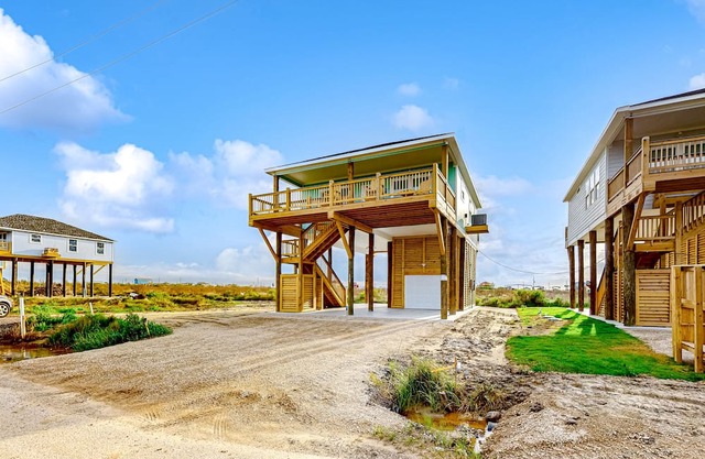 Gilchrist Beach 3BR | Walk to Beach & Deck