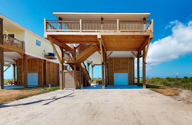 Gilchrist Beach 3BR | Partial Ocean Views & Walk to Beach